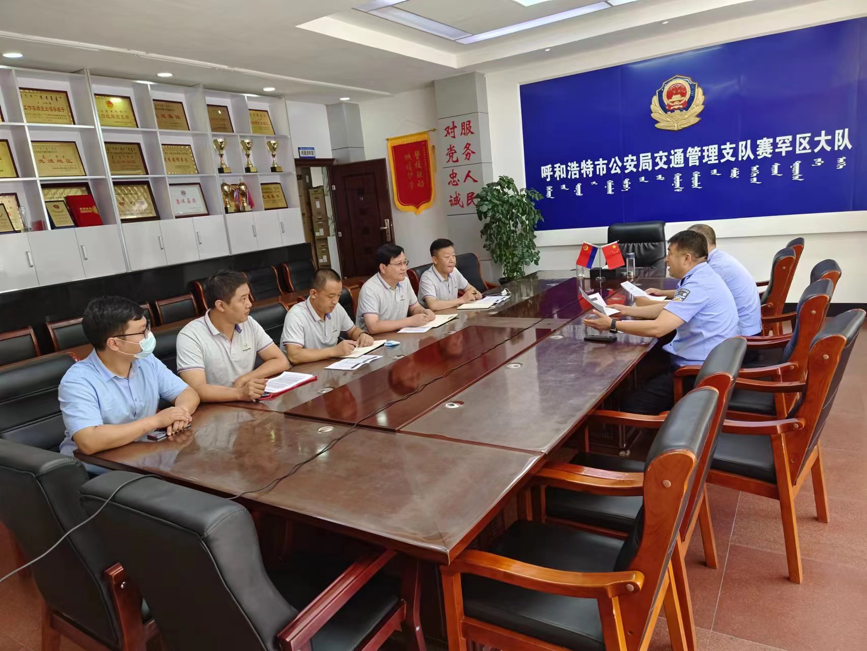 内蒙道路交通救助基金 救助动态 紫金保险内蒙古路救中心石洪山总一行到呼市公安局交管赛罕大队座谈交流